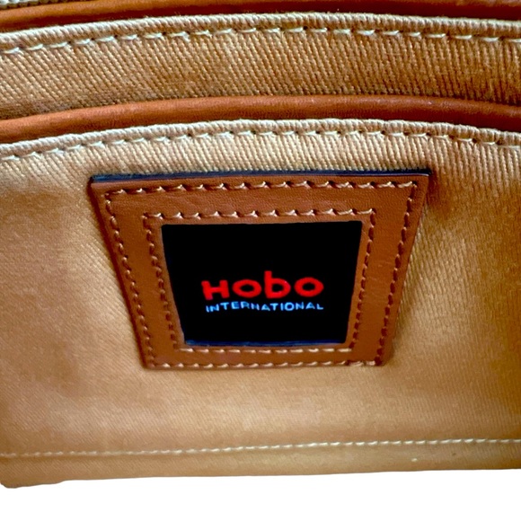 HOBO CLASSIC LEATHER SHOULDER BAG. BEAUTIFUL, CARAMEL COLOR, Multiple pockets. - Picture 11 of 12